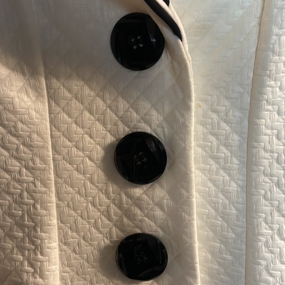 Gorgeous Frank Lyman white jacket with large black buttons size 12 - Picture 4 of 7